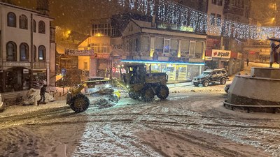 Artvin’de belediye ekiplerinin gece kar mesaisi