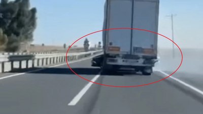 Mardin'de tır sürücüsü yol vermek istediği otomobili önünde sürükledi