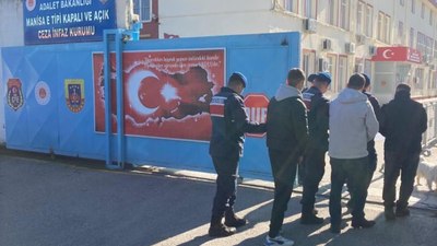 Manisa’da aranan şahıslar jandarmadan kaçamadı