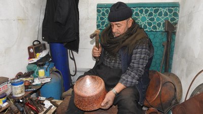 Gaziantep'te bir metrekarelik dükkanında 70 yıldır bakır işliyor