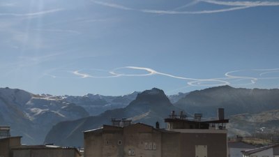 Hakkari'de daire çizen uçaklardan ilginç görüntü