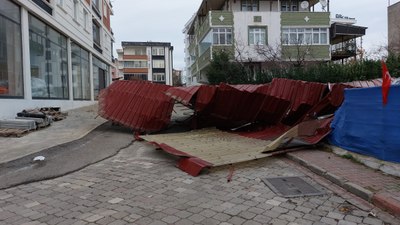 Samsun'da şiddetli lodostan çatılar uçtu