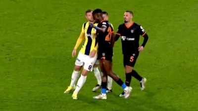 Ba kırmızı kart gördü! Başakşehir, Fenerbahçe karşısında 10 kişi kaldı