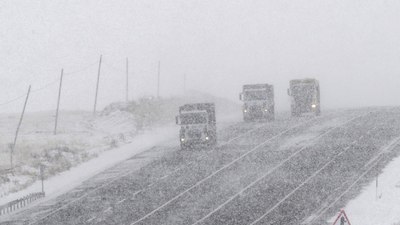 Kar ve tipi kara yollarında ulaşımı aksattı