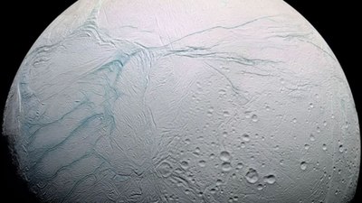 Satürn'ün uydusu Enceladus'ta kaybolan karanlık bir nokta bulundu