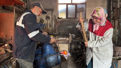 Bartın'da 40 yıldır eşiyle birlikte demir dövüyor