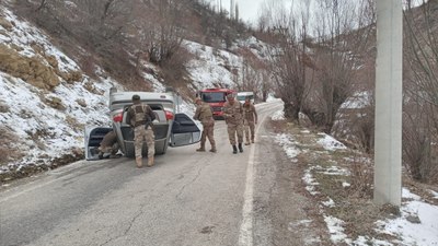 Van'da otomobil buzlanan yolda takla attı: 2 yaralı