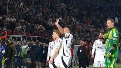 Beşiktaş taraftarı, oyuncularını ikinci yarı öncesi tribüne çağırdı