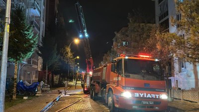 Uşak'ta apartmanın çatısında çıkan yangın söndürüldü