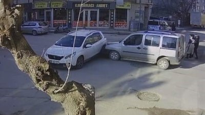 Bursa'da hafif ticari araç ile otomobil çarpıştı: 3 yaralı