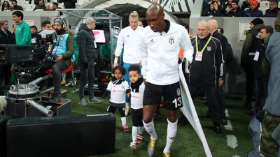 Beşiktaş, Atiba Hutchinson'ın oğluna lisans çıkardı