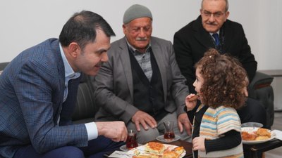 Murat Kurum, Malatya'da konutuna yerleşen depremzede aileyi ziyaret etti