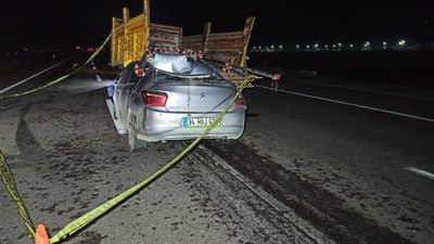 Traktöre ok gibi saplanan otomobilin sürücüsü can verdi