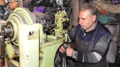 Gaziantep'te ayakkabı tamircisi: Vatandaşlar satın almak yerine tamir ettirmeyi tercih ediyor