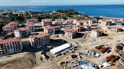 Hatay'ın Arsuz ilçesinde deprem konutlarının yapımı sürüyor