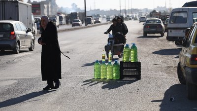 Suriye'de benzini seyyar satıcılar satıyor