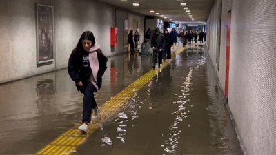 İstanbul'da Metro'da vatandaşların su baskını ile mücadelesi