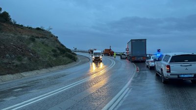 Bursa'da tır ile otomobil kafa kafaya çarpıştı