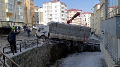 Bitlis'te buzda kayan kamyon, derenin duvarında asılı kaldı