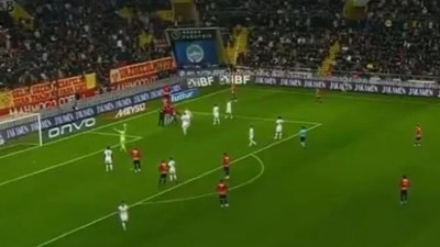 Kayserispor - Galatasaray maçında olay! Taraftar sahaya girdi