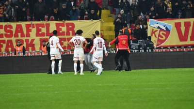 Kayserispor - Galatasaray maçında olay! Taraftar sahaya girdi