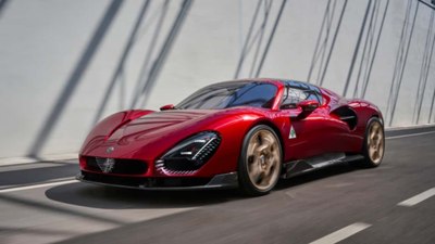 Alfa Romeo 33 Stradale "Yılın Süper Otomobili" ödülünü aldı