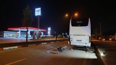 Çanakkale'de motosiklet otobüse arkadan çarptı: 1 ölü, 1 ağır yaralı