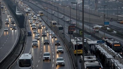 İstanbul'da hafta başı trafiği: Yollar yine kilitlendi