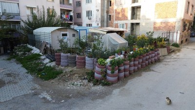 Hatay'da araç lastiklerinden çiçek bahçesi yaptı