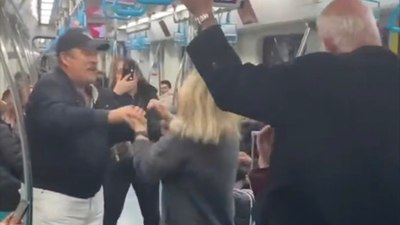 Marmaray'da yürek ısıtan anlar: Danslarıyla müzisyen gençlere eşlik ettiler