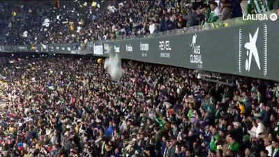 Real Betis taraftarı sahaya 20 bin oyuncak attı