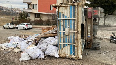 Ankara'da yokuşta geri kayan kamyonet 11 araca çarptı