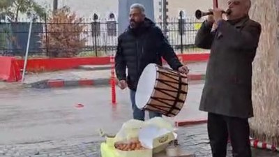 Hatay'da rektör değişimine sevinen emekli güvenlik, kampüste davul zurna çaldırıp lokma dağıttı