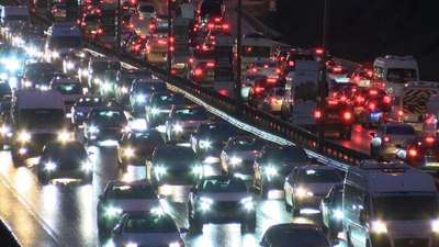 İstanbul'da yağmur trafiği kilitledi