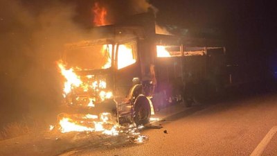 Konya'da seyir halindeyken alev alan kamyon küle döndü