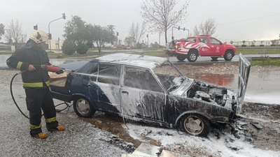 Antalya'da Tofaş marka araç, şiddetli yağmura rağmen yanarak kullanılamaz hale geldi