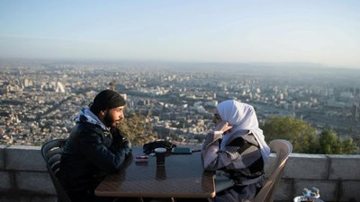 Suriyeliler, 14 yıl sonra Kasyun Dağı’nda Şam'ı izliyor