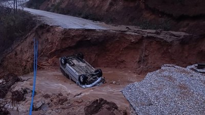 İzmir'de toprak kayması nedeniyle yol çöktü