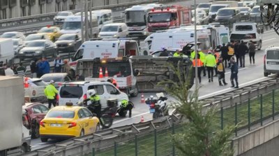 İstanbul'da öğrenci servisi otoyola devrildi