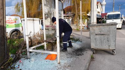 Düzce'de otobüs duraklarını hedef aldılar