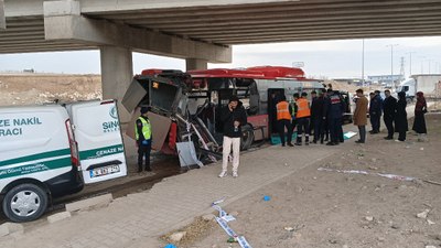 Ankara'da yolcu otobüsü tırla çarpıştı: 1 ölü, 1 yaralı