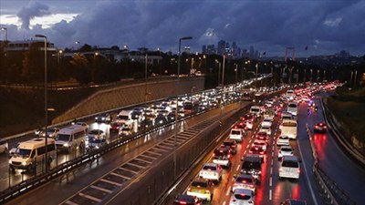 İstanbul'da yağmur sonrası trafik kilitlendi