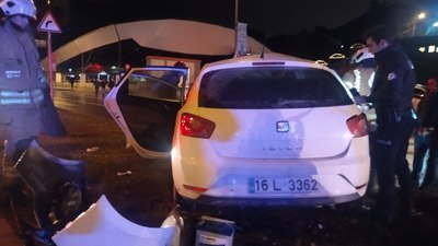 İstanbul'da kontrolden çıkan araç refüjdeki ağaca çarptı: 2 yaralı