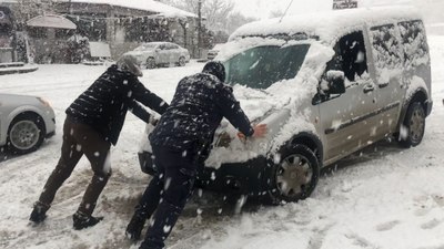 Elazığ'da yolda kalan sürücülerin imdadına jandarma yetişti