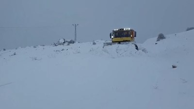 Elazığ'da kar yağışının arıdından köy yolları ulaşıma kapandı