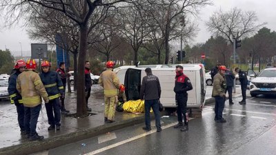 İstanbul'da polis aracı ile ticari otomobil kafa kafaya çarpıştı