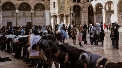 Suriyeliler cuma namazı için Emevi Camii'ne akın etti