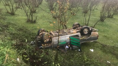 Sakarya'da kontrolden çıkan kamyonet tarlaya devrildi: 5 yaralı