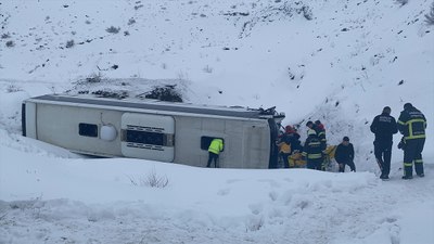 Erzincan'da yolcu otobüsü kazası: Şarampole devrildi