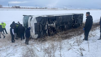 Kars'ta yolcu otobüsü karlı yola devrildi